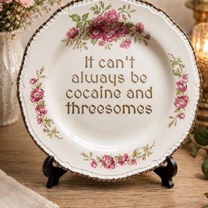 Mormor är borta vild, ser söt ut. Svär högt. | Vintage blommig svordomstallrik | Rolig present | Cottagecore-dekor | Lasergraverad tallrik