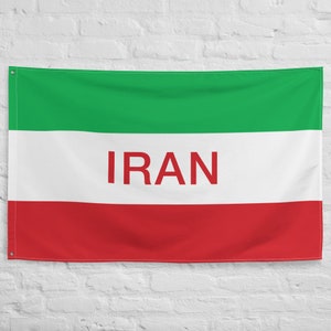 Puede incluir: Una bandera verde, blanca y roja con la palabra "IRAN" impresa en letras rojas.