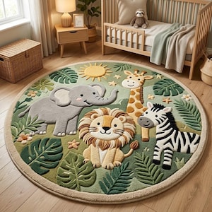 Könnte beinhalten: Ein runder Kinderteppich mit Dschungel-Motiv, der einen Elefanten, einen Löwen, eine Giraffe und ein Zebra zeigt. Der Teppich hat einen grünen Hintergrund mit Blättern, einer Sonne und Sternen. Der Teppich hat einen Durchmesser von ca. 152 cm.
