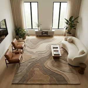 Può includere: Un soggiorno moderno con un grande tappeto a motivi astratti nei toni del marrone e del beige. Due poltrone in pelle e un divano curvo color crema sono disposti attorno a un tavolino in legno. La stanza ha grandi finestre e tende dai toni neutri.