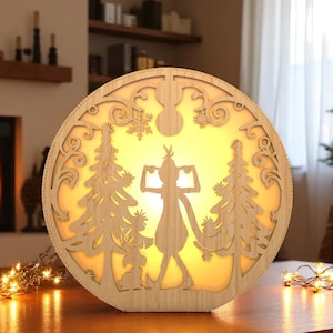 Lanterna di Natale fai da te con personaggio malizioso delle feste / Divertente insegna luminosa a LED in legno / Scena di albero in stile cartone animato per decorazioni festive da scaffale