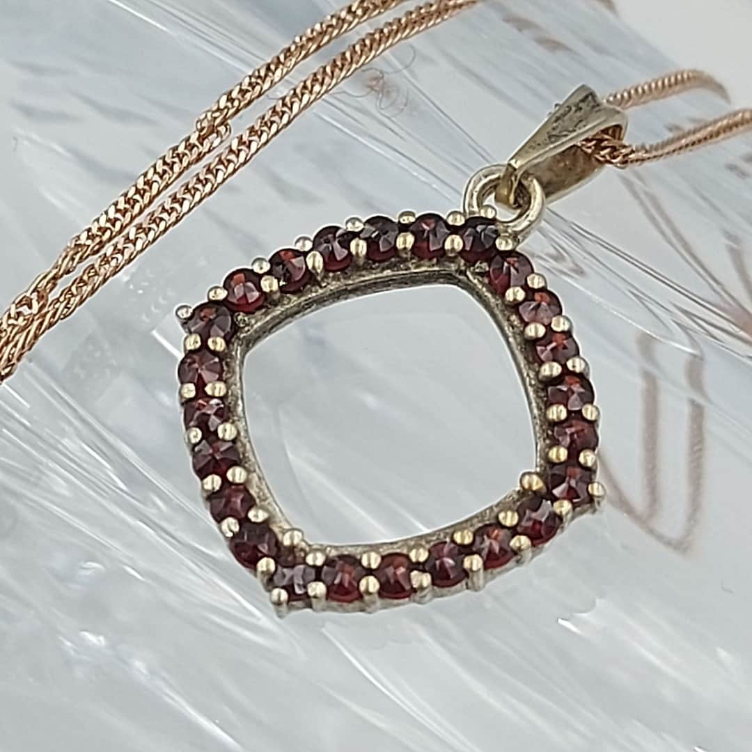 チェコ⭐︎ボヘミアンガーネット　ネックレス ボヘミアンガーネットのフラワーネックレス(チェコスロバキア