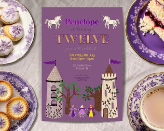 Può includere: Invito viola con lettering dorato per il 12° compleanno di Penelope. L'invito presenta un unicorno, un castello e un albero. La festa si terrà sabato 11 luglio dalle 14:00 alle 16:00 in Castle Drive 22, Forest Hill. Conferma la tua presenza entro il 5 luglio.