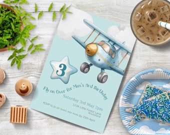 Puede incluir: Invitación a una fiesta de cumpleaños con temática de avión azul y blanco con una estrella azul con el número 3. El texto dice "Fly on Over for Max's 3rd Birthday, Saturday 3rd May 2pm, 1234 Little Forest Lane, Knutsford, RSVP to jo on (xxx) xxx xxxx by 25th April."