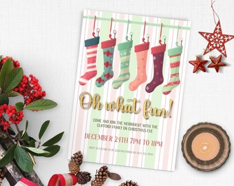 Puede incluir: Una invitación a una fiesta de Navidad con un fondo a rayas rosa y verde. La invitación presenta una fila de seis calcetines coloridos colgados de una cuerda. El texto de la invitación dice "Oh what fun!" e incluye la fecha y la hora de la fiesta.