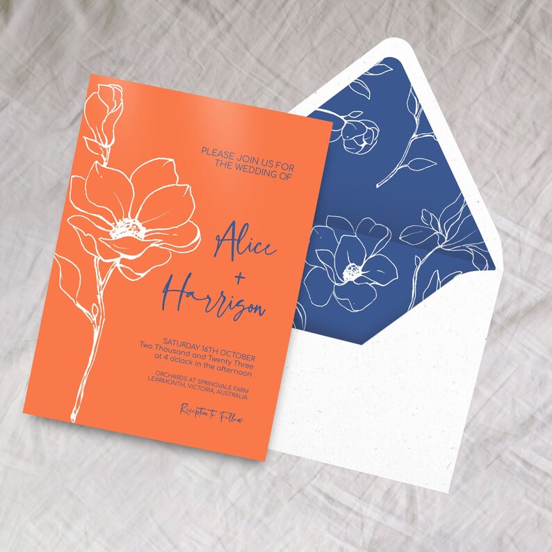 Op de afbeelding: Een oranje en blauwe huwelijksuitnodiging met een bloemenontwerp. De uitnodiging luidt: "We nodigen u graag uit voor de bruiloft van Alice + Harrison. Zaterdag 16 oktober 2023 om 16:00 uur. Orchards at Springvale Farm Learmonth Victoria Australi&euml;. RSVP"