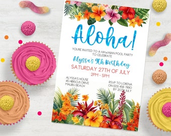 Può includere: Aloha! Sei invitato a una festa in piscina hawaiana per celebrare il 9° compleanno di Alyssa sabato 27 luglio dalle 14:00 alle 17:00. RSVP a Lorena entro il 20 luglio. L'invito presenta un design floreale tropicale con fiori di ibisco e foglie di palma.