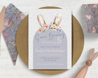 Some Bunny is Turning Five Partyeinladung SOFORTIGER DOWNLOAD süße Boho Blumen Hasenohren hop on über fünfte Geburtstagseinladung Canva Vorlage