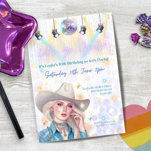 Puede incluir: Una invitación colorida para una fiesta de cumpleaños de 10 años para una niña. La invitación presenta una bola de discoteca, focos y el texto "Let's go Girls!" ¡Es el décimo cumpleaños de Layla, así que vamos a festejar! Sábado 10 de junio 14:00 Nashville Roller Disco 104 Main Street Nashville RSVP a Mary Lou en (xxx) xxx-xxxx