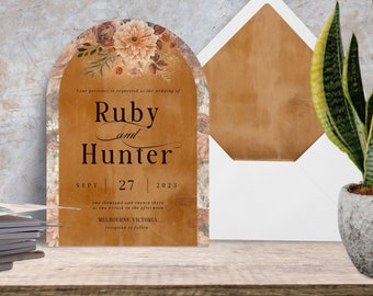 Könnte beinhalten: Eine Hochzeitseinladung mit braunem Hintergrund und floralem Design. Der Text lautet "Ihre Anwesenheit wird zur Hochzeit von Ruby und Hunter erbeten, Sept 27, 2023, zweitausenddreiundzwanzig um 14:00 Uhr, Melbourne Victoria, Empfang folgt."