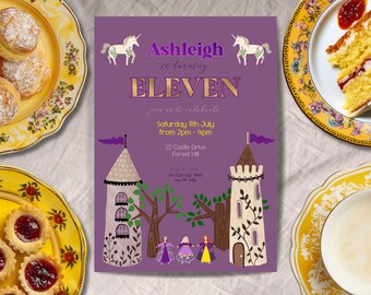 Può includere: Invito viola con lettere dorate per una festa di compleanno di undici anni. L'invito presenta un unicorno, due castelli e il testo "Ashleigh compie UNDICI join us to celebrate Sabato 11 luglio dalle 14:00 alle 16:00 22 Castle Drive Forest Hill On 0223 456 7890 entro il 5 luglio"