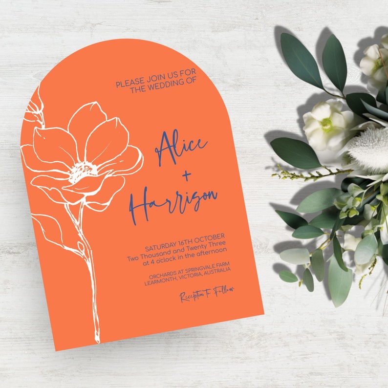 Op de afbeelding: Een oranje huwelijksuitnodiging met een witte bloemenillustratie en de tekst "PLEASE JOIN US FOR THE WEDDING OF Alice + Harrison SATURDAY 16TH OCTOBER Two Thousand and Twenty Three at 4 o'clock in the afternoon ORCHARDS AT SPRINGVALE FARM LEARMONTH, VICTORIA, AUSTRALIA Recepten To Follow"