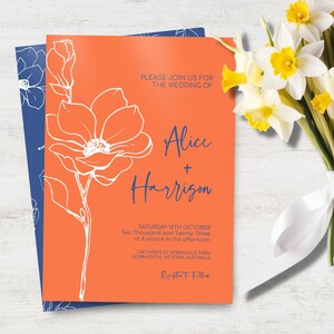 Op de afbeelding: Een oranje huwelijksuitnodiging met een wit bloemenontwerp en blauwe tekst. De uitnodiging luidt: "U wordt uitgenodigd voor de bruiloft van Alice + Harrison, zaterdag 16 oktober 2023 om 16:00 uur, Orchards at Springvale Farm Learmonth, Victoria, Australi&euml;, Receptie aansluitend."
