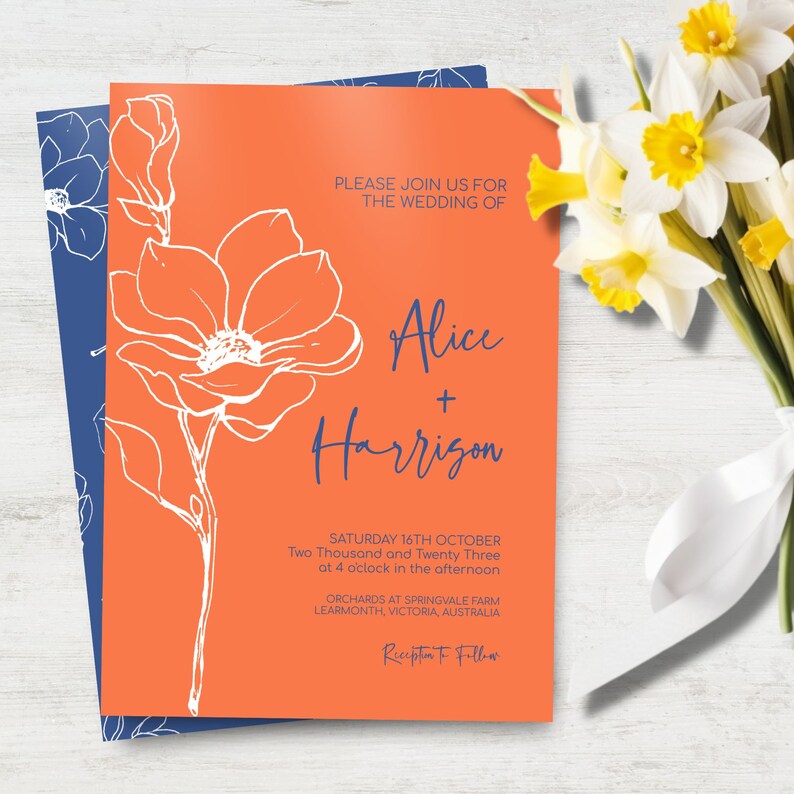 Op de afbeelding: Een oranje huwelijksuitnodiging met een wit bloemenontwerp en blauwe tekst. De uitnodiging luidt: "U wordt uitgenodigd voor de bruiloft van Alice + Harrison, zaterdag 16 oktober 2023 om 16:00 uur, Orchards at Springvale Farm Learmonth, Victoria, Australi&euml;, Receptie aansluitend."
