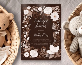 Pode incluir: Um convite de chá de bebê marrom com ilustrações florais brancas e o texto "baby shower em homenagem a Holly Ray" e detalhes do evento.