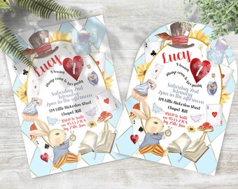 Peut inclure: Deux invitations à une fête d'anniversaire sur le thème d'Alice au pays des merveilles avec un fond blanc et un motif à carreaux bleu et blanc. Les invitations présentent un lapin blanc avec un gilet bleu et un pantalon à rayures rouges et blanches, une tasse à thé, une théière, un champignon, un livre, une montre de poche, des cartes à jouer et des tournesols. Le texte sur les invitations indique "Lucy a 7 ans, veuillez venir à sa fête, samedi 2 février, 14h00, 114 Little Bickerton Street, Chapel Hill, RSVP à Salli au 4533 2305 avant le 25 janvier."