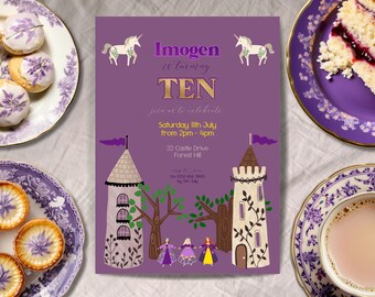 Può includere: Invito viola con lettere dorate per una festa di compleanno di 10 anni. L'invito presenta un unicorno, un castello e il testo "Imogen compie DIECI, unisciti a noi per festeggiare, Sabato 11 luglio dalle 14:00 alle 16:00, 22 Castle Drive Forest Hill, entro il 5 luglio".