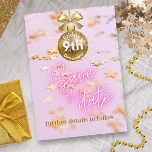Könnte beinhalten: Eine rosafarbene Save-the-Date-Karte mit goldenen Glitzersternen und einem goldenen Ornament mit dem Text "Freitag, 9. Dezember". Der Text "Save the Date" ist in pinken Neonbuchstaben. Der Text "further details to follow" befindet sich am unteren Rand der Karte.