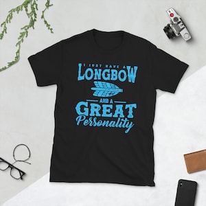 Pode incluir: Camiseta preta com um gráfico azul que diz "I just have a Longbow and a Great Personality". O gráfico inclui uma seta estilizada com penas.