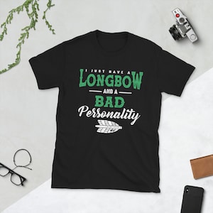 Pode incluir: Camiseta preta com texto verde que diz "I just have a Longbow and a Bad Personality" com um gráfico de seta verde.