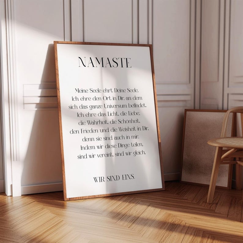 Puede incluir: Un p&oacute;ster de pared imprimible en blanco y negro con la palabra "Namaste" en letras grandes en la parte superior. El p&oacute;ster presenta un poema en alem&aacute;n sobre el significado de la palabra "Namaste".