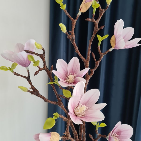 Magnolia Tak Bloeiende Knoppen Roze Wit Kunstzijde Lente Pasen Woondecoratie 83cm Hoogte door Milda Smilga