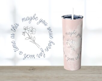 Na takie czasy jak ten | Inspirujący chrześcijański werset biblijny | Estera 4:14 Różowy minimalistyczny smukły stalowy kubek ze słomką, 20 uncji |