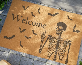 Wycieraczka na drzwi z motywem szkieletu i rock and rolla na Halloween | Straszna mata powitalna z nietoperzem