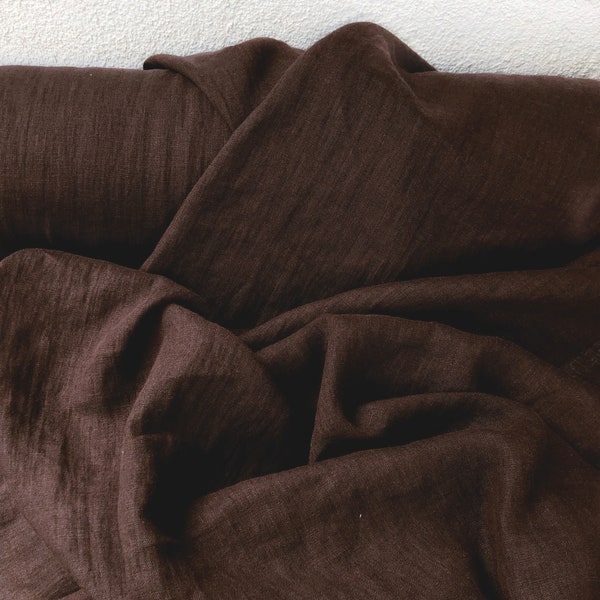 Chocolade/donkerbruin 100% linnen stof 205 gsm, 145 cm/58 inch breed. Middelzwaar, dicht geweven, voorgewassen, verzacht.