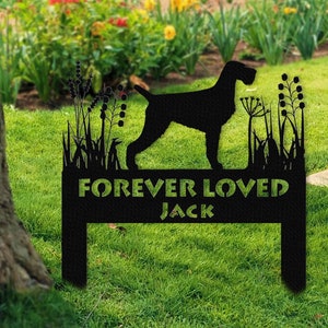 Op de afbeelding: Zwart metalen gedenkteken voor in de tuin met een silhouet van een hond en de woorden "Forever Loved Jack".