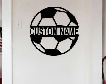 Personlig fotbollsväggkonst i metall, present till fotbollsspelare, fotbollsnamnskylt, fotbollstränarepresent, sportväggkonst, sportnamnskylt