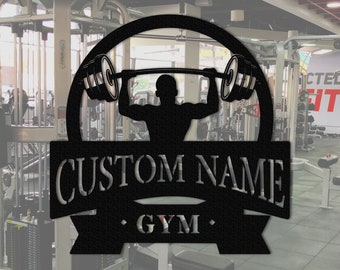 Peut inclure: Une enseigne en métal noir avec une silhouette d'une personne soulevant des poids. L'enseigne indique "CUSTOM NAME GYM" dans une bannière sous la silhouette.