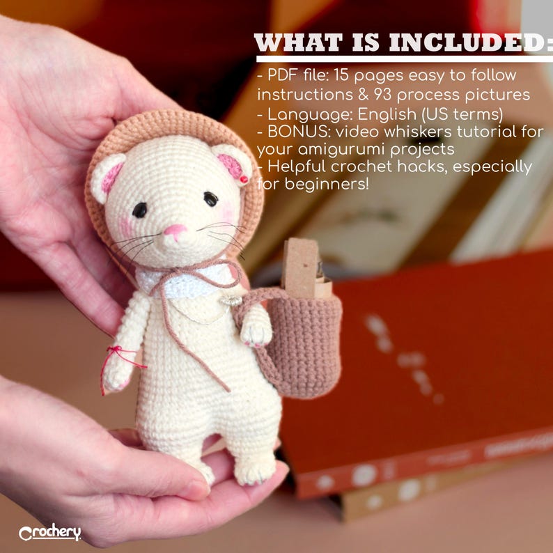 Op de afbeelding: Een gehaakte amigurumi witte muis met een roze en bruine hoed en een roze gehaakte tas. De muis wordt vastgehouden door de handen van een persoon. De afbeelding bevat de tekst "WHAT IS INCLUDED:" en een lijst met items die zijn inbegrepen in het haakpatroon.