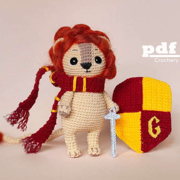 Modello all'uncinetto della mascotte della scuola del mago del leone Grifone. Tutorial PDF del giocattolo mago Amigurumi di Crochery