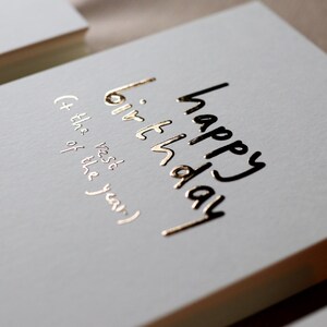 Minimalistische verjaardagskaart met goudfolie 'happy birthday' - A6 formaat, 300 grams biotop papier
