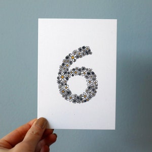 Carte d'anniversaire avec des fleurs et le chiffre « 6 » - Disponible en 4 couleurs, format A6