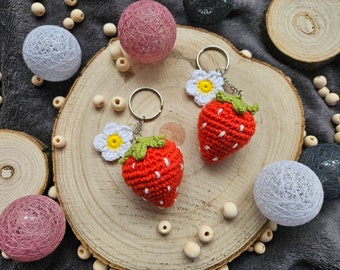 Schlüsselanhänger - Erdbeere - gehäkelt - strawberry keychain crochet