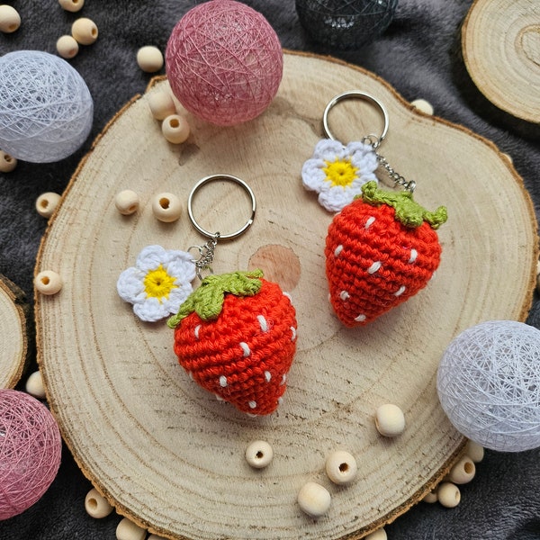 Schlüsselanhänger - Erdbeere - gehäkelt - strawberry keychain crochet