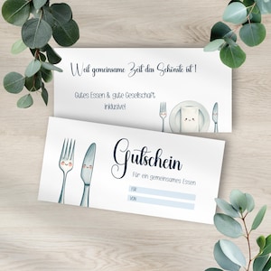 Könnte beinhalten: Zwei weiße Gutscheine mit blauem Text und Besteckillustrationen. Der obere Gutschein lautet "Weil gemeinsame Zeit das Schönste ist!" und "Gutes Essen & gute Gesellschaft inklusive!". Der untere Gutschein lautet "Gutschein" und "Für ein gemeinsames Essen."