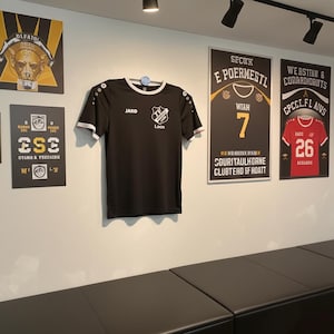 Suporte de parede para camisa do Beckham da SWS - Suporte sem moldura para sua camisa favorita - A mais recente inovação para os fãs! - Sempre ao alcance e com estilo!