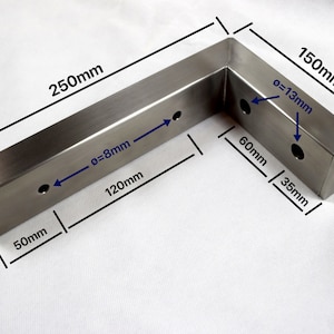 Può includere: Una staffa a forma di L in acciaio inossidabile con dimensioni di 120 mm x 250 mm x 150 mm. La staffa ha tre fori con un diametro di 8 mm sul lato lungo e due fori con un diametro di 13 mm sul lato corto.