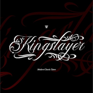 Op de afbeelding: Witte cursieve schrijfletters op een zwarte achtergrond die "Kingplayer" lezen met een decoratieve versiering. De tekst is gecentreerd en de woorden "Modern Classic Tattoo" staan ​​onder de letters in een kleiner lettertype.