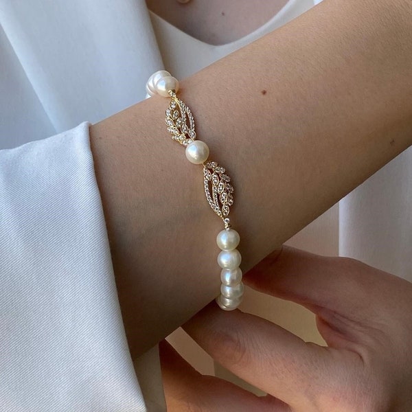 Laurel Goddess Pearl Bracelet