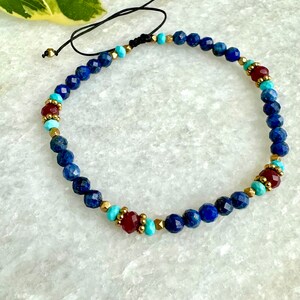 Pulsera Māṇikya “Rubí en el mar” con piedras preciosas / Calcedonia roja, turquesa y lapislázuli / Joyería bohemia hecha a mano