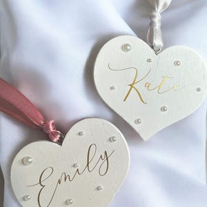 Nomes de lugares de coração de madeira branca personalizados, caligrafia, cartões de lugar personalizados para casamento, etiqueta de presente, tema rústico, pérolas e fita