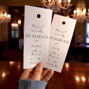 Assentos personalizados reservados para casamento: Decoração minimalista para cerimônia