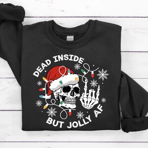 Toten im Inneren aber Jolly Sweatshirt, Weihnachten Skelett Shirt, Weihnachtsgeschenk, Toten im Inneren Skelett, lustige Weihnachten T-Shirts, Holly Spirit