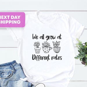 Wir alle wachsen zu unterschiedlichen Raten Lehrer Shirt Spezialpädagogik Lehrer Tees Shirt Geschenk für Lehrer Kindergarten Grundschule