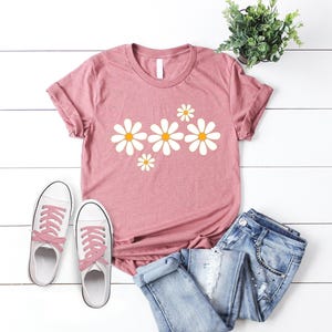 Daisy Women&#39;s Shirt, Wildflower Shirt, Spring Tee, Daisy Lover Shirt, Daisy Gift Shirt, Daisy Flower Tee,Mother Day Tee, Vacation Gift Shirt