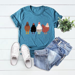 Chicken Mom Shirt: Funny Chicken Lover Tee, Gift Shirt For Farmer Mom Bild 3